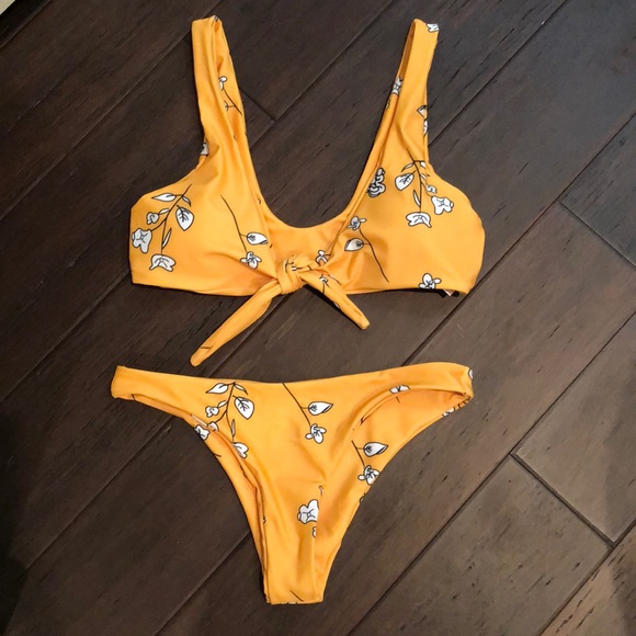 Thong Bikini - Picture 2 of 2